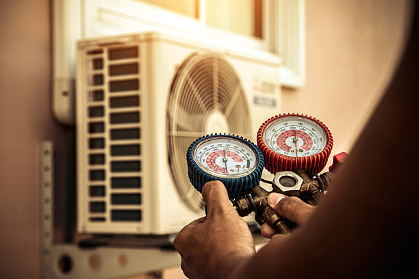 Professional Ac Installation technician working in Mackinaw, IL
